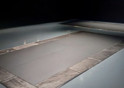 vetroStone-boden-automobil-showroom-manufaktur edelstahl-beschichtete-glasverbundplatte-vetrostone