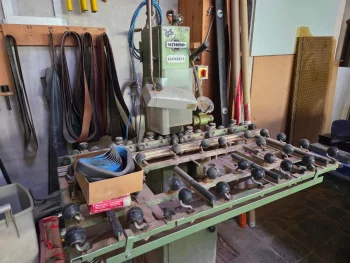 Gebrauchte Glas-Bandschleifmaschine Typ Glaskant-S in gutem Zustand auf einem stabilen Arbeitstisch mit Rollenauflage.