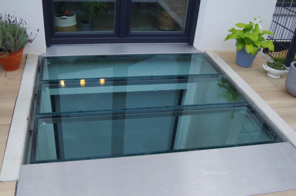 Begehbares Glas – modernes Design mit überraschend vielen Einsatzmöglichkeiten 2 Begehbares Glas: drei Glasfelder in Metallrahmen geben den Blick in den darunterliegenden Raum frei